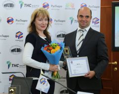 И.Абрамов вручает награду ГТРК ЧувашииВ Совете Федерации чествовали лучших потребителей энергоресурсов Чувашии 