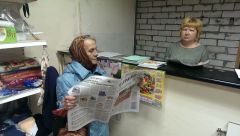 Ольга Жукова (справа) и Валентина Ивановна обсуждают последние новости. Фото автораНародный магазин,  который ждали Новая точка продаж 