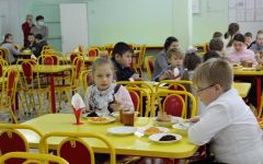Горячее питаниеАлла Салаева:"Благодаря Указу Главы Чувашии почти 12 тысяч детей смогут получать бесплатные завтраки и обеды" Алла Салаева 