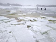 Фото Юрия КАРГИНАРыбаки — лед: 1:0. Надолго ли? 100 любителей подледного лова застряли на льду Волги