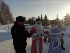Полицейский Дед МорозВ Новочебоксарске полицейский Дед Мороз поздравляет водителей с Новым годом ГИБДД сообщает 