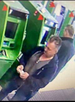 ПодозреваемыйВ Новочебоксарске ищут мужчину, забравшего 3 тыс. рублей из лотка банкомата хищение 