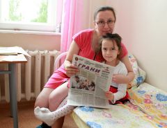 Варя Хораськина поделилась, что мечтает прочесть в любимой газете “Грани” сказку о прин­цессе. Фото Марии СмирновойГазета, помогающая жить