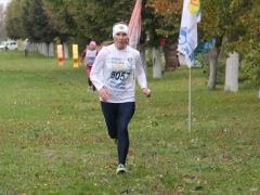 62-летняя победительница среди дам 50+ Нина Жукова.Побежали за бодростью и здоровьем! Спорт — норма жизни Кросс наций-2020 