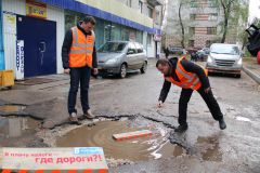 Мерная дощечка (называется калабашка) имеет размеры, соответствующие предельно допустимым повреждениям дорожного полотна  согласно ГОСТ РФ. Яма около дома № 15 по улице Винокурова слишком большая. Фото Марии СМИРНОВОЙНаши налоги на такие дороги #убитыедороги 