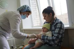 В прививочном кабинете детской поликлиники. Мама Виктория принесла трехмесячную дочурку Анастасию на вакцинацию против коклюша, дифтерии, столбняка и полиомиелита. Фото Марии СмирновойВакцина защитит Школа выживания 
