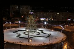 Иллюминация на центральном кольце Новочебоксарске.  Фото Марии СМИРНОВОЙГород сияет огнями  Новый год-2018 