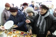 Блюда русского стола пришлись по вкусу всем гостям “Граней”.Хлеб и зрелище от “Граней”  Новый год стучится в дом 