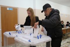 Наталия Мижерадзе, голосовавшая на выборах первый раз, рассказала, что она быстро разобралась, где получить бюллетени и что с ними нужно делать.Показательный момент:  кому доверяют горожане? фоторепортаж Выборы-2016 