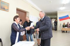 Глава администрации Игорь Калиниченко получает избирательные бюллетени. Показательный момент:  кому доверяют горожане? фоторепортаж Выборы-2016 