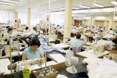 Условия для швей на фабрике созданы хорошие. Фото Екатерины ШВАРГИНОЙТруд, результатами которого можно гордиться День работников легкой промышленности 
