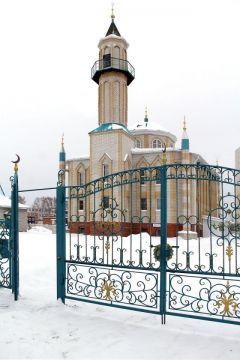 Новочебоксарская мечеть — настоящее архитектурное украшение нашего города. Сильнее тысячи слов. В соборной мечети Новочебоксарска прошло чествование ее строителей мечеть 