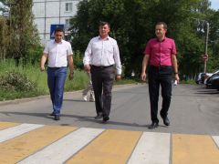 На Школьном проезде. А.Андриянов, А.Фадеев, Д.Тютин (слева направо) осматривают отремонтированную дорогу. Фото Марии СМИРНОВОЙВремя идеальных дорог настает? Комфортная среда 