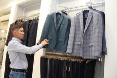 В повседневной жизни папа Алексей предпочитает стиль casual, но пиджаки в магазине изучает с интересом.Как рубашка-двойка поможет пятерки получать День знаний 