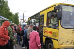 Автобус в Заволжье утром штурмуют толпы дачников.  Фото Марии СМИРНОВОЙЕдем на дачу общественный транспорт маршрутка дача 