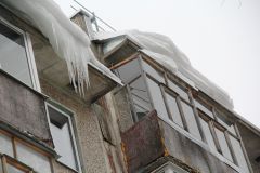 Вот такая ледяная “гирлянда” свисает с крыши дома № 4 по ул. Солнечной. Фото Марии СМИРНОВОЙКрыша дома твоего Школа выживания 