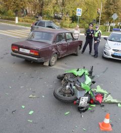 Желтый свет - проезда нет. В Новочебоксарске столкнулись мотоцикл и ВАЗ-2105 ДТП 