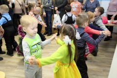 Воспитанники детского сада № 47 исполнили новогодний танец. В юбилейный год еще ближе к читателю Талисман года-2019 Газете “Грани” — 40 лет 