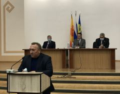После избрания Алексей Ермолаев занял место в президиуме.Выбран новый Глава города НГСД выборы Главы города 
