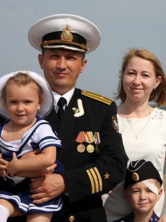 Капитан 3-го ранга  Ильдус Камалутдинов  (с семьей)Мы в тельняшках Защитники Отечества 