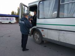 Проверка автобусов в НовочебоксарскеСотрудники ГИБДД Новочебоксарска проверяют автобусы после резонансного ДТП в Чебоксарском районе ГИБДД ДТП Проверка 