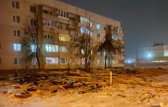 В Марпосаде ветром сорвало часть шиферной крыши пятиэтажного жилого дома