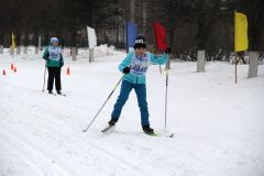 10-летняя Кира Макарова из школы № 5 очень рада первому месту.Домчались к победам. Каждый 16-й новочебоксарец с лыжами на “ты” Лыжня России-2023 
