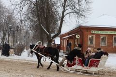 В Суздале много развлечений для туристов, в том числе катание в санях.Сказочные новогодние путешествия Карта России 