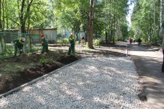 На аллее Ветеранов отдельная бригада трудится над озеленением прилегающей территории.Три пространства для горожан Комфортная среда Национальный проект 