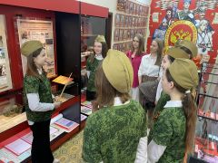 У каждой восьмиклассницы-экскурсовода свой стенд для рассказа. История России прошла через их умы и сердца Защитники Отечества Музей боевой славы 