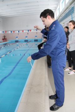 Помощник прокурора Новочебоксарска Павел Макеев проверяет температурный режим в бассейне. Фото Ирины ХАННАПо следам трагедии  в бассейне утопление 