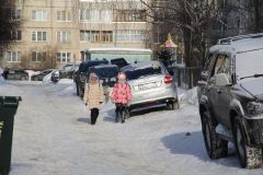 Утро 10 марта. Тротуар возле ограды школы № 14 оккупировали машины. Фото Максима БОБРОВААвто и ныне там