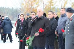 Анатолий Аксаков, депутат Госдумы РФ, часто бывает на траурном митинге.Братской могиле нужен достойный мемориал, оставшимся в живых — часовня Эльбарусово 