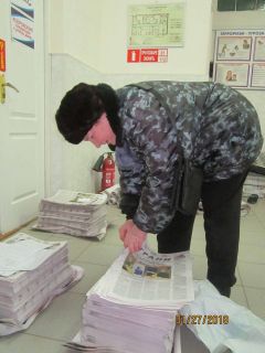 В пять утра почтальон Тамара Муллина забирает газеты из редакции.  Фото автораЭто он, наших “Граней” почтальон Человек труда Испытано на себе 