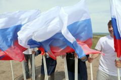Российские флаги возвысились над Волгой в ЧувашииРоссийские флаги возвысились над Волгой в Чувашии