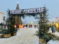 Фестиваль “Русское Рождество” проводится в Шуе второй раз. В этом году его посетили 100 тысяч туристов, которые выпили порядка 3,5 тысячи литров горячих напитков, отведали 3 тысячи пирогов, 200 килограммов имбирных пряников, 600 килограммов сыра.Шуя — мыльная столица страны Шуя Путешествуем по России 