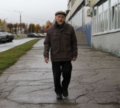 Каждый день не менее 5 км проходит по улицам Новочебоксарска пенсионер Александр Семенов. В месяц получается под 150 км, а за год почти 1800. Фото Максима БОБРОВАПешком по городу Активное долголетие 