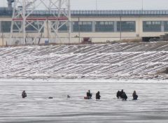 Некоторых отчаянных рыбаков не останавливает от выхода на лед даже плюсовая температура воздуха, когда ледяной покров реки сплошь в проталинах. Фото автораНа льду как на минном поле Школа выживания Служба 112 