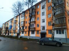Яркий фасад дома № 1 по улице Комсомольской радует взгляды прохожих. Нам по силам сделать дом  красивым и уютным Народная инициатива 