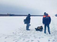 Помощь спасателей понадобилась нетрезвому рыбаку на льду недалеко от Речпорта МЧС зимняя рыбалка 