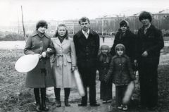 На фотоснимке запечатлена осень 1982 года. Мария Калинкина в кадре (вторая справа) со своими дочерьми, а фотографирует ее муж Николай. Летопись молодого города День рождения города Новочебоксарска 