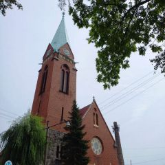 А рядом с Центром словно парит в воздухе красивая темно-розовая церковь, которая называется кирха РозенауКалининград: от одной эпохи к другой