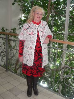 “Я предпочитаю платья, потому что люблю женственный стиль, — делится Л.Смирнова. — У меня их штук 15. Есть сиреневое, зеленое, розовое, красные”.Женщина в красном, вы так прекрасны! “Модные и стильные” Наш проект 