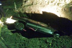 Фото МЧС ЧувашииВ Чувашии автомобиль провалился в яму с водой: двое погибли Происшествия 