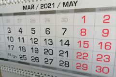 КалендарьМинтруда России разъяснило особенности работы и оплаты труда в нерабочие дни в мае майские праздники 