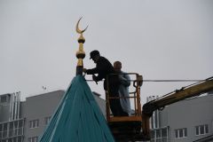 Под золотым  полумесяцем мечеть 