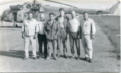 Александр Иванов (третий слева) с сослуживцами в Мозамбике в 1990 году на фоне вертолета Ми-8.Вертолеты и Мозамбик