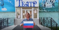 Новочебоксарский экспериментальный театр драмы в видеоформате передавал флаг России из рук в руки с помощью монтажа.  Скриншот из Instagram mimtirain1Праздник отметили в соцсетях Цифровая Россия Онлайн-акции 