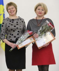 Слева направо: Ольга Павлова и Эльвира Капитонова. “В глазах у вас — озера доброты...” 
