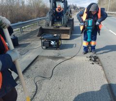 Дорожные работыДорожники устраняют дефекты на федеральных трассах Чувашии Ремонт дорог 